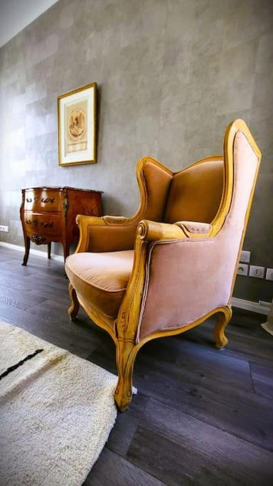 Appartement De La Bibliotheque 브장송 외부 사진