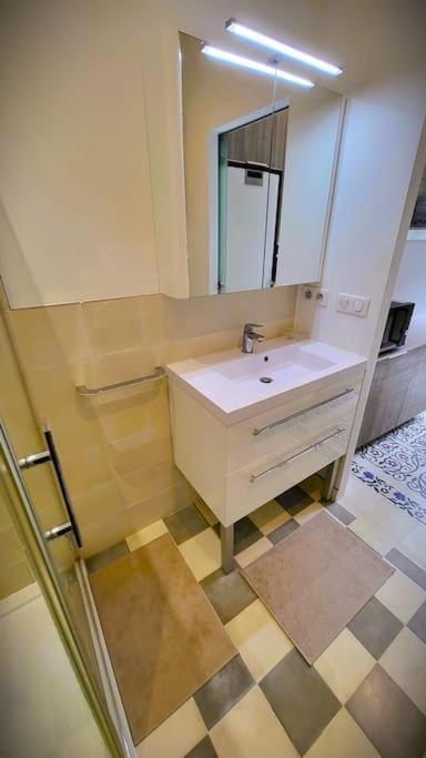 Appartement De La Bibliotheque 브장송 외부 사진