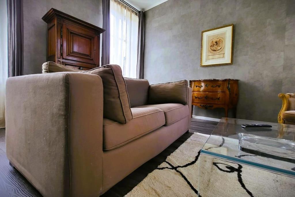 Appartement De La Bibliotheque 브장송 외부 사진