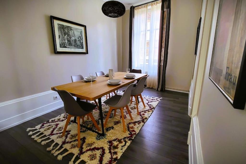 Appartement De La Bibliotheque 브장송 외부 사진