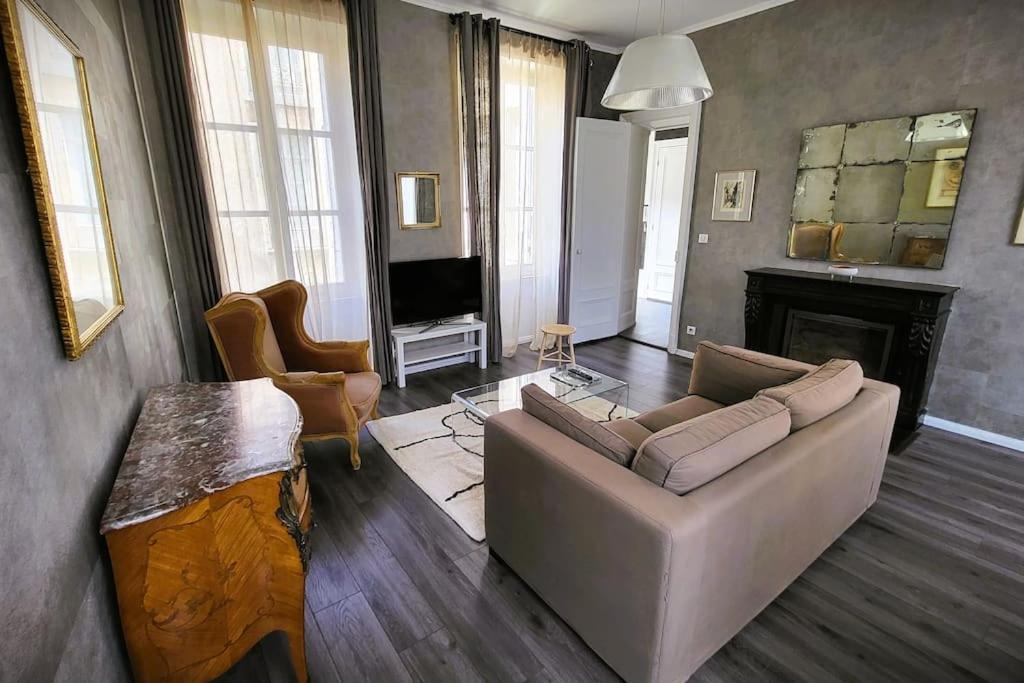 Appartement De La Bibliotheque 브장송 외부 사진